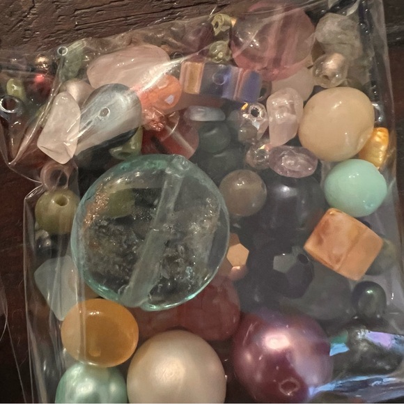 6 Bundles of Assorted Beads - Picture 4 of 7